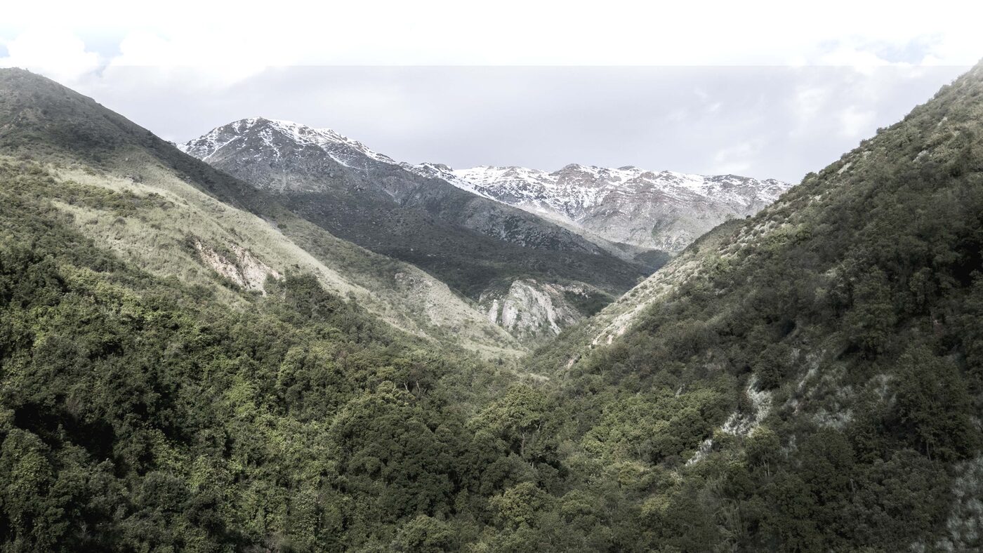 Valle de El Ajial con cordones nevados al fondo